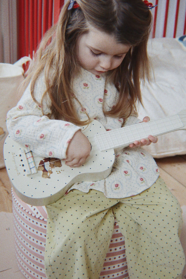 Kind spielt die Ukulele Glossy Teddy Bear von Konges Sløjd
