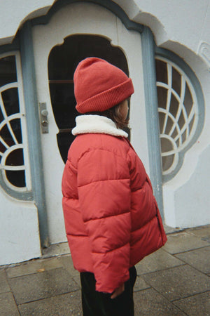 Alpi Winterjacke Cardinal von Konges Sløjd mit passender Mütze