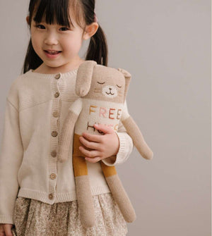 Handgestrickter Free-Hugs-Hase von Main Sauvage