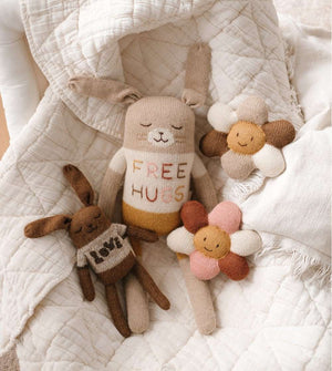 Large Bunny Free Hugs von Main Sauvage Gesamtansicht