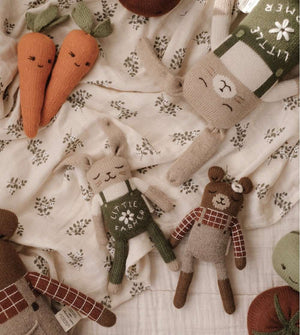 Kuscheliger Strickhase Little Farmer von Main Sauvage