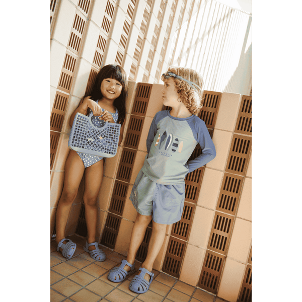Kind im Noah UV-Shirt von Liewood mit UV-Schutz am Strand
