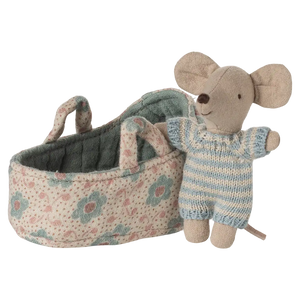 Maileg Babymaus in Tragetasche Blau mit gestreiftem Strickanzug