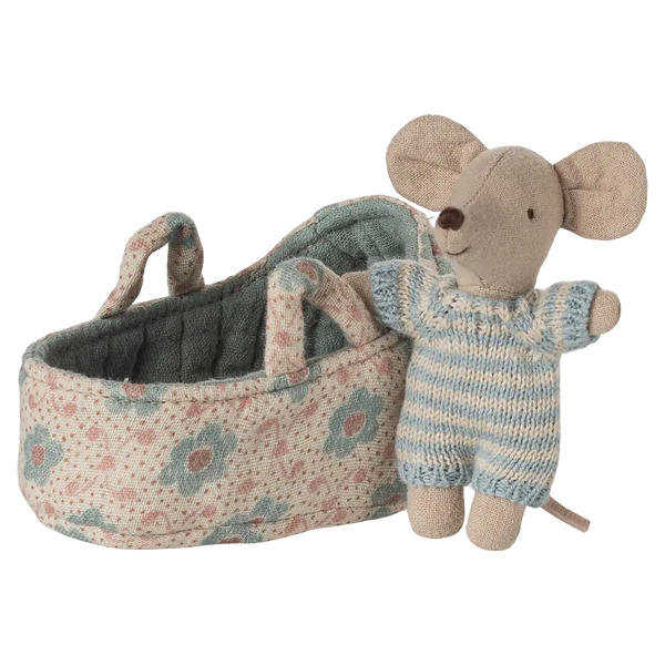 Maileg Babymaus in Tragetasche Blau mit gestreiftem Strickanzug