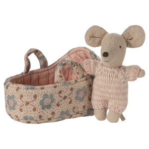 Maileg Babymaus in Tragetasche Rose im gestreiften Strickanzug