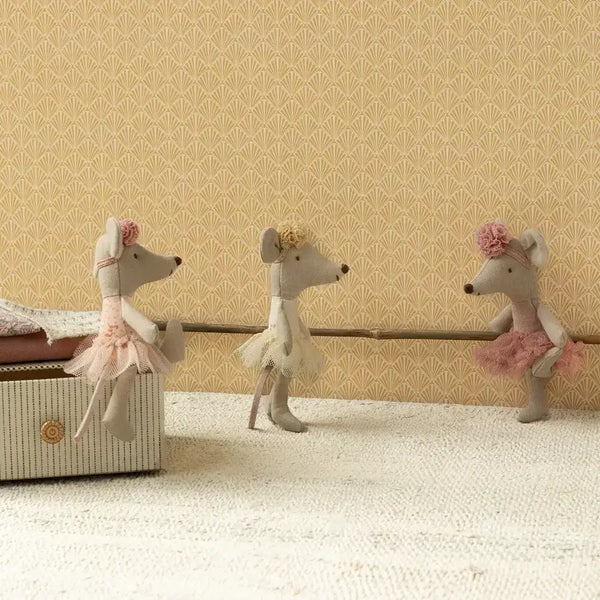 Ballerina-Maus von Maileg mit Stirnband, Seitenansicht