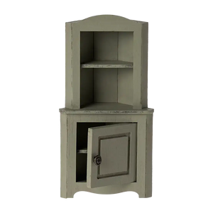 Maileg Eckschrank Hellgrün geöffnet, 15,5 × 8 × 5 cm aus Holz und Metall