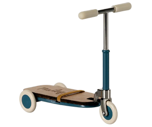 Maileg Trottinett Maus Blau, 8 × 7,5 cm aus Metall und Holz mit Garagenbox