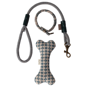 Metallkoffer des Maileg Welpen Zubehör Blau mit Maileg-Print