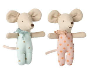 Zwei 8 cm grosse Babymäuse von Maileg nebeneinander schlafend