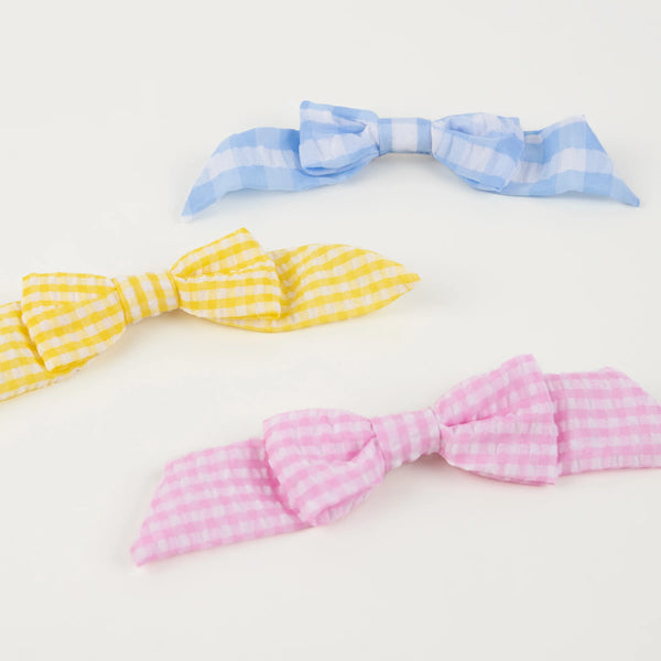 Bunte Gingham Haarschleifen in Minze, Senfgelb und Altrosa, ideal für Kinderaccessoires.