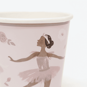 Meri Meri Ballett Trinkbecher auf dem gedeckten Tisch
