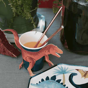 T-Rex-Hülle über dem grünen Partybecher von Meri Meri