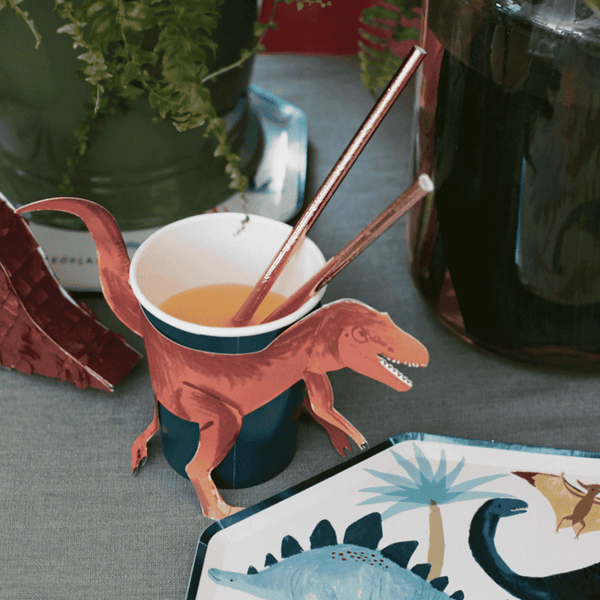 T-Rex-Hülle über dem grünen Partybecher von Meri Meri