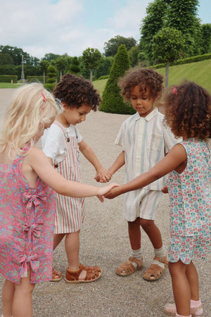 Kind in den Vincent Shorts Antique White von Konges Sløjd