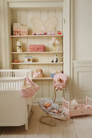 Puppen-Wickeltisch Rosie Rose von Konges Sløjd mit weiterem Puppenzubehör