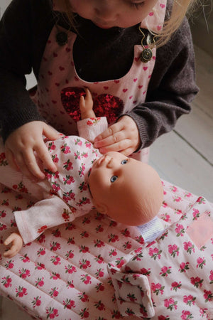 Puppen-Wickeltisch Rosie Rose mit Nursery Set von Konges Sløjd