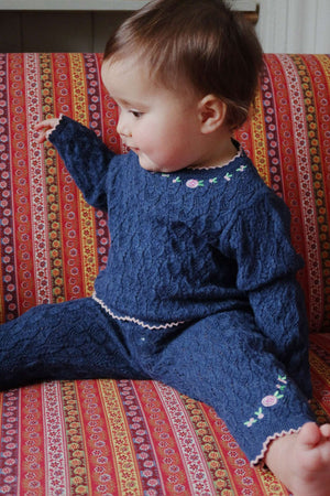 Kind in der Rosier Strickhose Ensign Blue von Konges Sløjd
