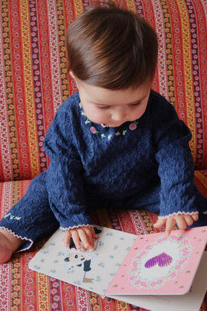 Kind trägt den Rosier Pullover Ensign Blue von Konges Sløjd