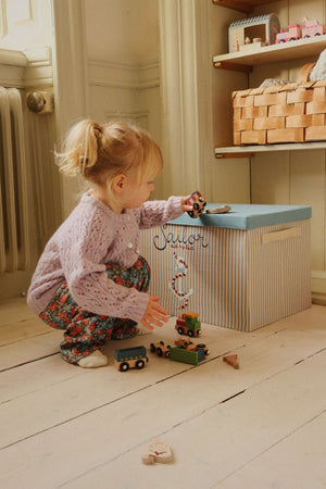 Kind spielt mit dem Konges Sløjd Holzzug und Tierfiguren