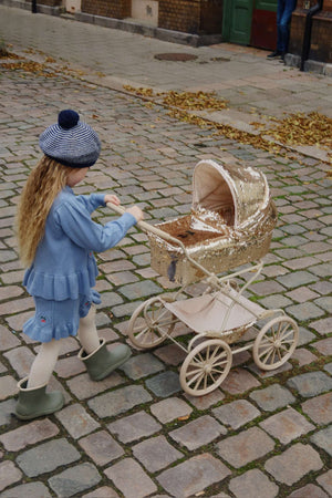 Puppe liegt im Sparkly Puppenwagen Pram Cherry von Konges Sløjd