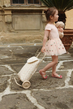 Konges Sløjd Lilo Sandalen Cherry im Sommer-Look kombiniert