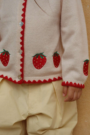 Gestickte Erdbeeren auf dem Collette Cardigan von Konges Sløjd