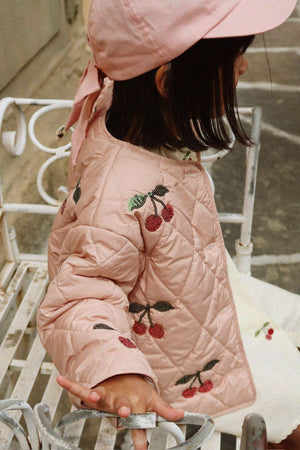 Kirschprint auf der Flora Jacke von Konges Sløjd, Nahaufnahme