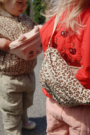 Katzenmotiv auf der Juno Kitty Bauchtasche von Konges Sløjd