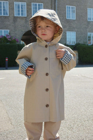 Konges Sløjd Trenchcoat Oxford Tan getragen im Freien