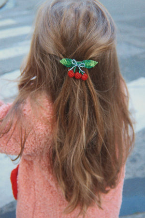 Kind trägt Konges Sløjd Haarclip Cherry im Haar