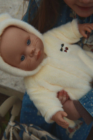 Kätzchen-Puppe Kitty Beige von Konges Sløjd im Kinderzimmer