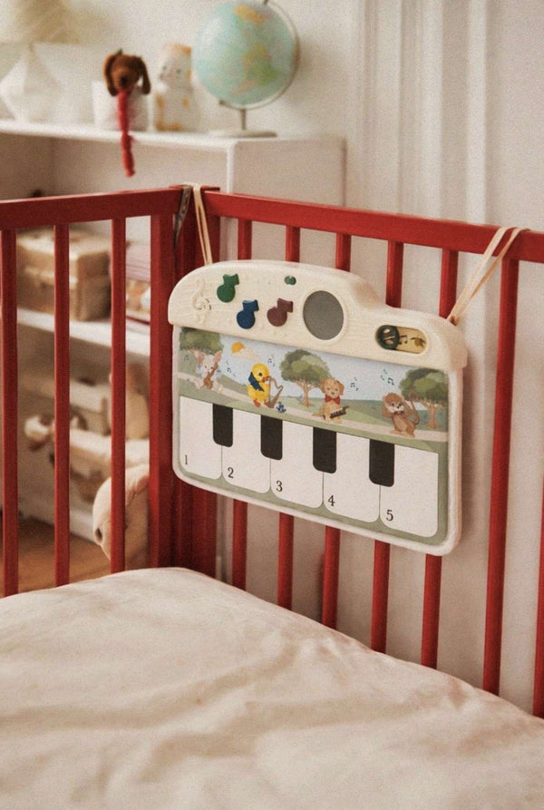 Baby auf Konges Sløjd Spielmatte mit Musik