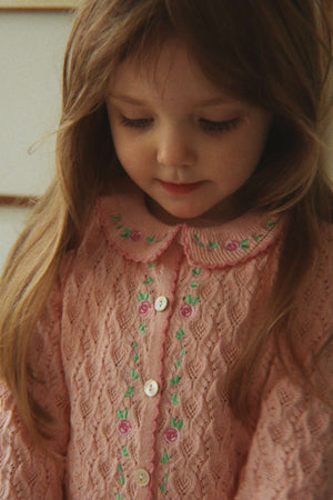 Konges Sløjd Strickjacke Rosier Light Rose – seitliche Ansicht