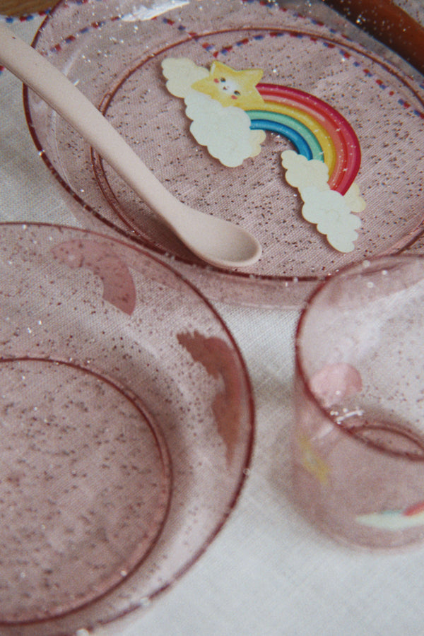Kind isst vom Glitzer-Geschirrset Rainbow von Konges Sløjd
