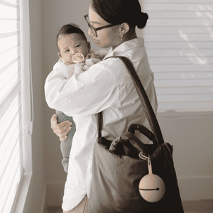 Mushie Schnulleretui Pale Taupe zum Aufhängen an Kinderwagen oder Wickeltasche