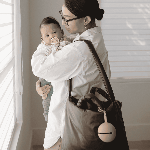 Mushie Schnulleretui Pale Taupe zum Aufhängen an Kinderwagen oder Wickeltasche