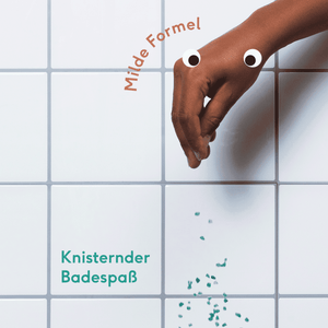 Naïf knisterndes Badesalz – färbt das Badewasser blau