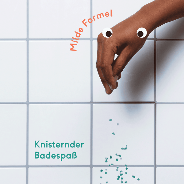 Naïf knisterndes Badesalz – färbt das Badewasser blau