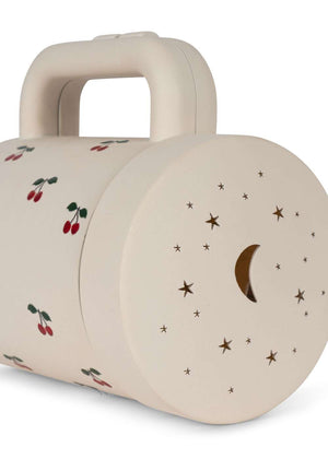Kinder-Taschenlampe Big Cherry von Konges Sløjd, leuchtend im dunklen Zimmer