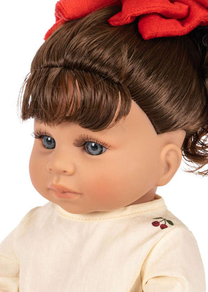 Kind kuschelt mit der Puppe Odette von Konges Sløjd