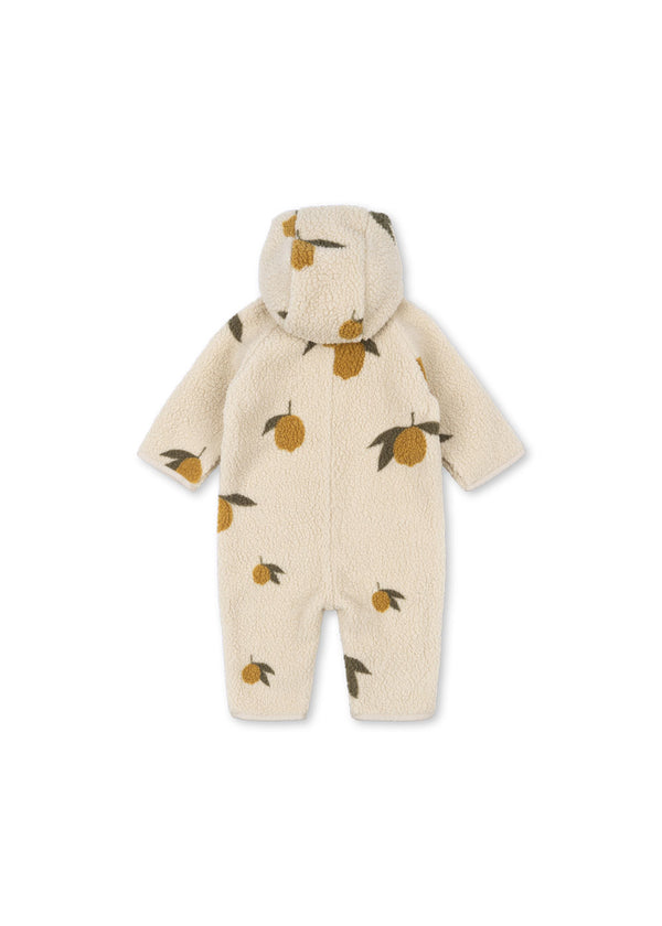 Jody Teddyoverall Mon Grand Citron Sage in creme mit Zitronenmotiven, rückseitige Ansicht, kuscheliges Fleece für Babys.