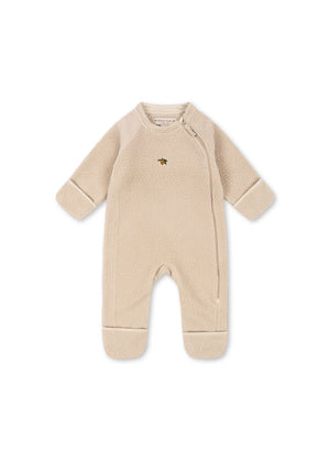 Beige Safa Einteiler aus Pile-Fleece, ideal für kühle Tage, mit umklappbaren Bündchen für zusätzliche Wärme.