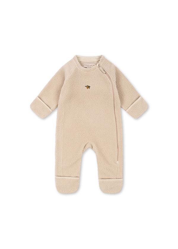 Beige Safa Einteiler aus Pile-Fleece, ideal für kühle Tage, mit umklappbaren Bündchen für zusätzliche Wärme.