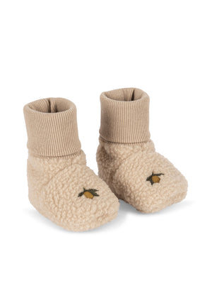 Kuschelige Safa Booties in Oxford Tan, aus flauschigem Pile-Fleece für warme Babyfüße an kühlen Tagen.