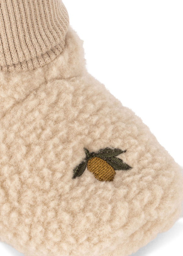 Kuschelige Safa Booties in Oxford Tan aus Pile-Fleece mit gesticktem Blatt-Motiv, ideal für Babyfüße an kalten Tagen.