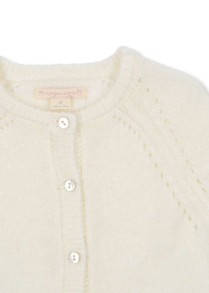 Saumdetail des Konges Sløjd Minia Cardigans in Nahaufnahme