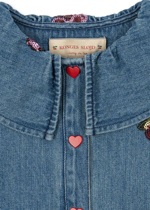 Kind trägt Konges Sløjd Magot Pailletten-Jeansshirt Vitamins
