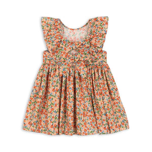 Mädchen trägt das Cianna Kleid Torino im Sommer