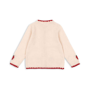 Konges Sløjd Collette Strickjacke über einem T-Shirt getragen